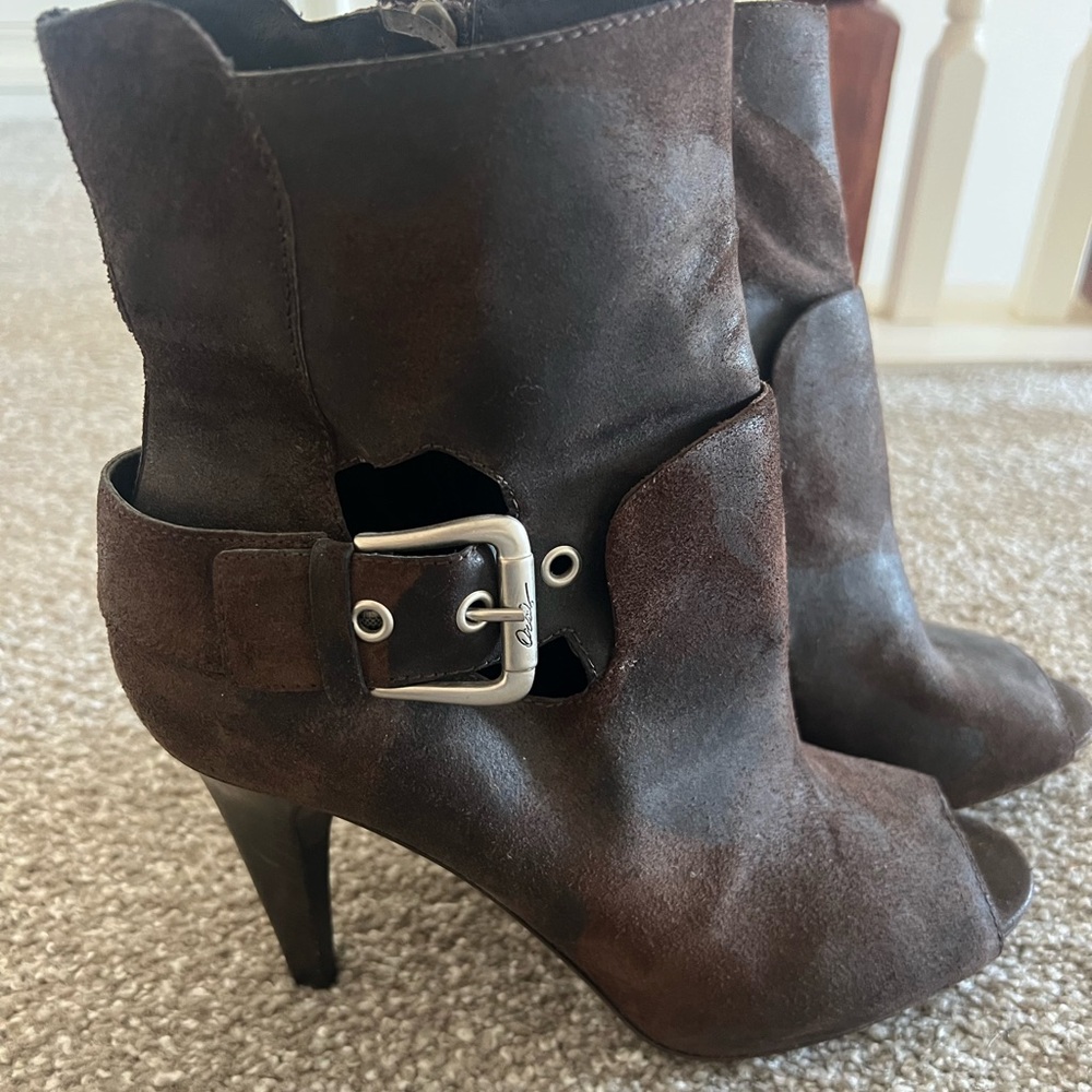 Donald J Pliner open toe booties. Buckle and side zipper detail. Suede/leather 9